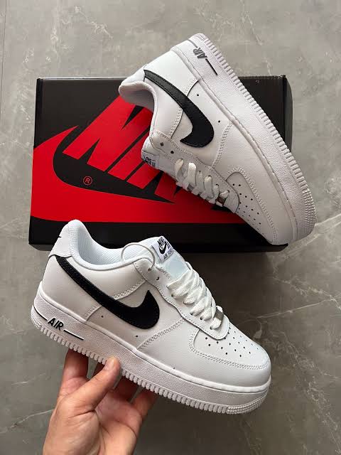 NIKE AIR FORCE 1 (White/Black)